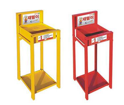 Bộ gạt tàn hút thuốc và bình cứu hỏa